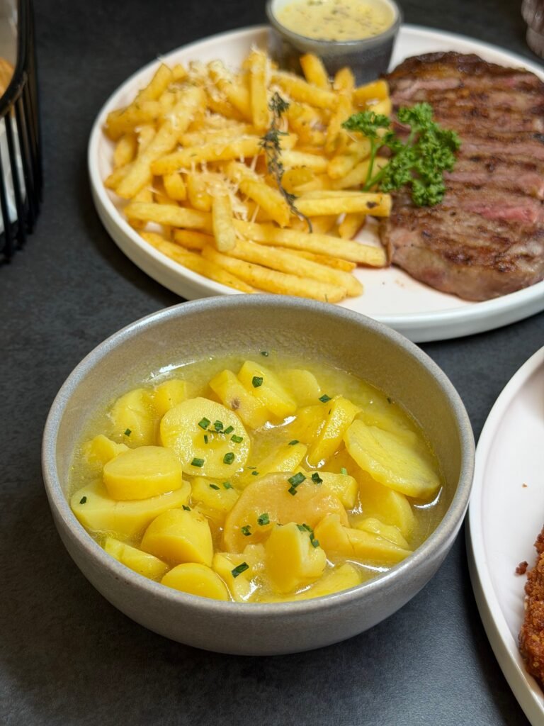 Schwäbischer Kartoffelsalat: Einfaches Rezept mit Brühe und Essig, saftig und ganz ohne Mayonnaise